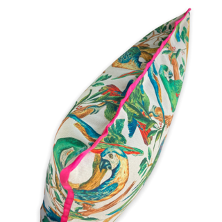 Vogelperspektive auf dekoratives Zirbenkissen mit großen, bunten Abbildungen von Papageien und einer pinken Kissenumrandung