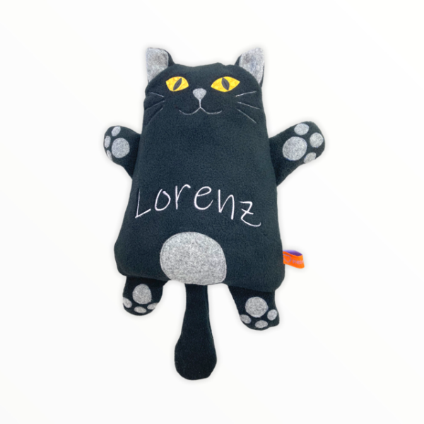 Katze Kuscheltier mit Namen in Farbe schwarz.. Der Name Lorzenz ist in grauen Buchstaben in den Bauch gestickt. Die Katze hat abstehende Ohren, Pfoten und einen Schweif. Abbildung der Vorderseite. Überzug sowie das Innenkissen sind pflegeleicht waschbar.