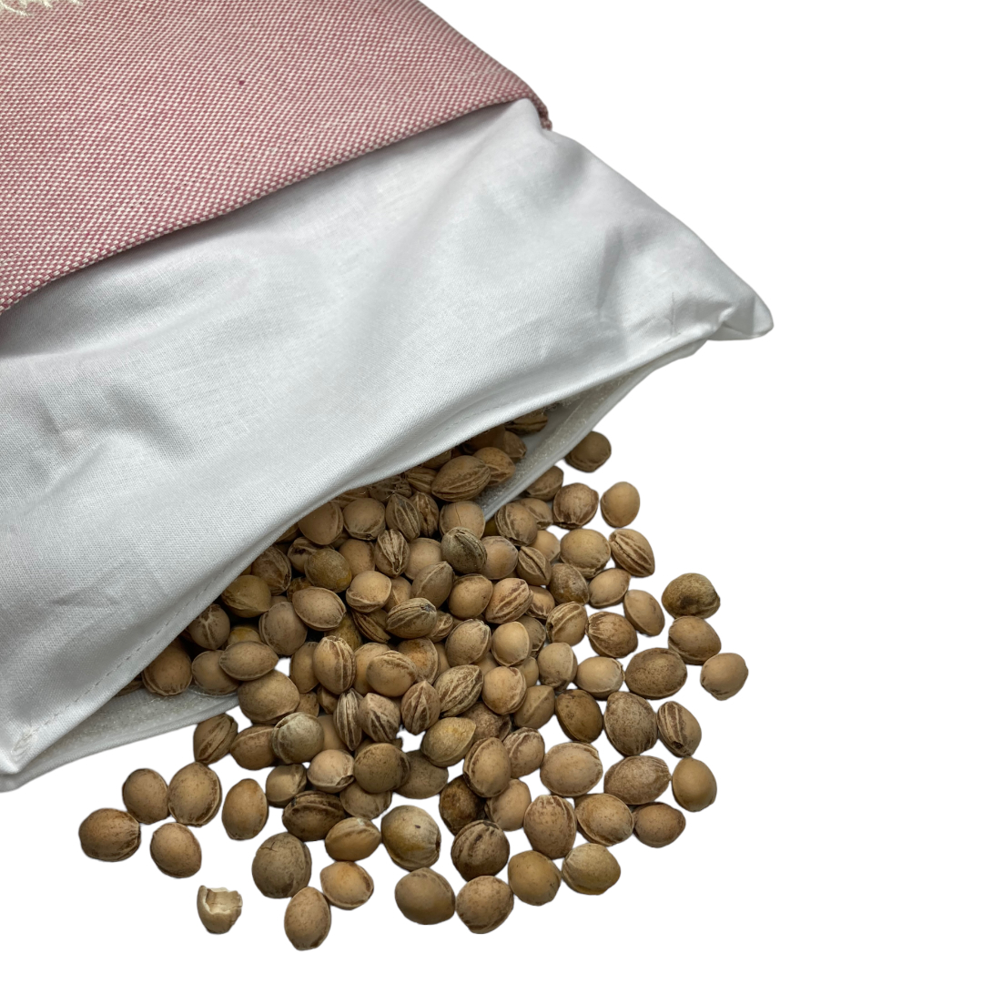 Kirschkernkissen_waschbar_personalisiert_Steirerkissen waschbar Kirschkernkissen personalisiert, Rechteckig 20*25 cm. Überzug in pflegeleichtem Halbleinen. Farbe hellrot. Der Überzug und das Innenkissen sind geöffnet und die Kirschkerne sind zu sehen. Das Wärmekissen ist Aufwärmbar in Mikrowelle oder Backofen, angenehm bei Regelbeschwerden, Menstruationsschmerzen, Verspannungen im Nacken, Erkältungen, Muskelverhärtungen, kalten Füßen