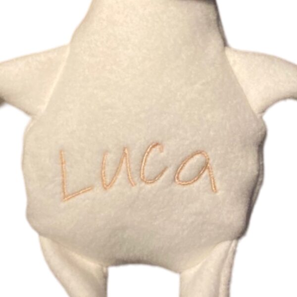 Personalisiertes Kuscheltier mit Namen. Giraffe in Farbe creme mit gesticktem Namen. Der Name Luca ist in braunen Buchstaben in den Bauch gestickt.
