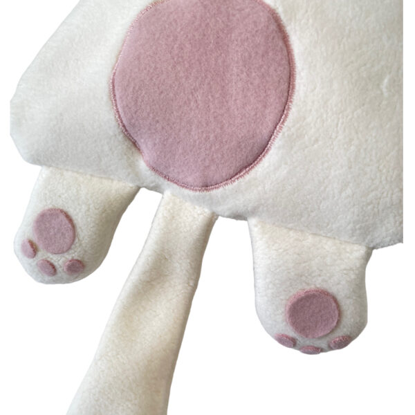 Detailaufnahme der Kuscheltier Katze in creme. Zu sehen sind zwei Pfoten in braun und aufgenähte Applikationen der Ballen in rosa Fleece Stoff.