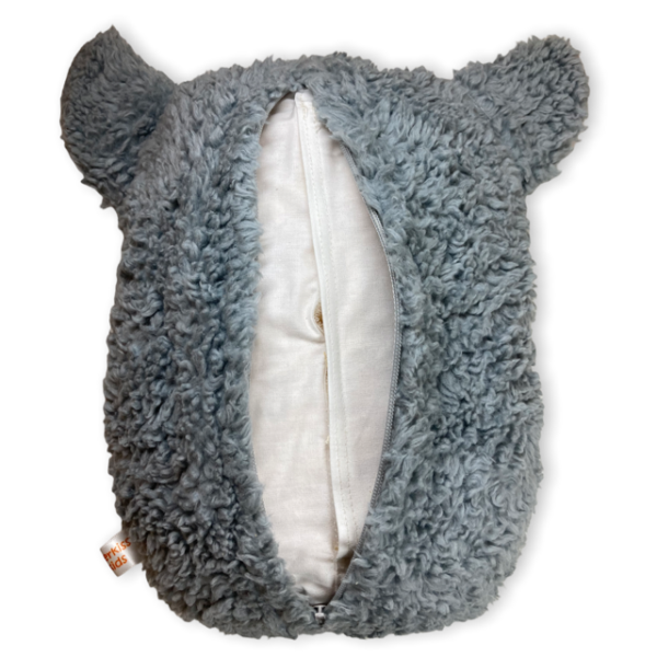 Kuscheltier Koala in Farbe grau. Das Kuscheltier besteht aus Plüschstoff und ist 24 cm groß. Auf der Rückseite ist der geöffnte Zipp zu sehen und das dahinter liegende Innenkissen kommt zum Vorschein