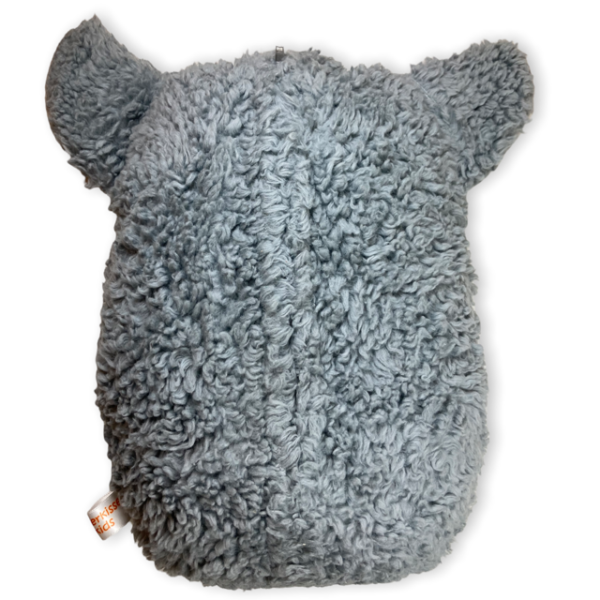 Kuscheltier Koala in Farbe grau. Das Kuscheltier besteht aus Plüschstoff und ist 24 cm groß. Auf der Rückseite ist der eingenähte Zipp fast nicht zu sehen.