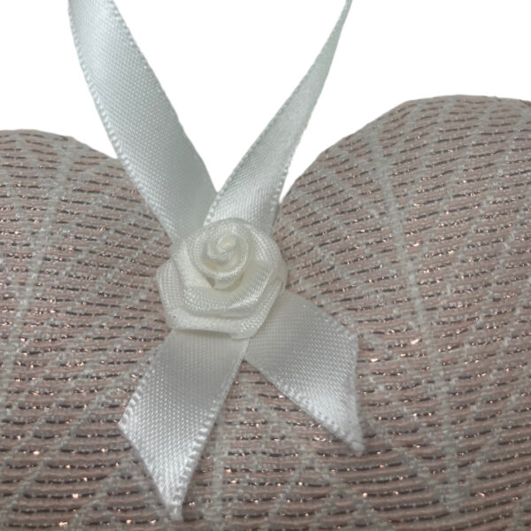 Lavendelherz in glänzend rosa. Die Größe ist 11*11 cm. Detailansicht der aufgenähten Satinrose (15 mm groß). Die Satinrose befindet sich auf der Oberseite des Herzens. Darunter ist die Satinbandschlaufe angenäht. Mit der Satinbandschlaufe kann das Lavendelherz dekorativ an der Wand befestigt werden oder mit einem Kleiderbügel in den Kasten gehängt werden. Das Lavendelherz ist gedacht als Mitbringsel oder Danke-Geschenk. Lavendel frischt die Umgebungsluft auf und regt zum Entspannen an. Zusätzlich wirkt der Lavendelduft als Insektenabwehr.