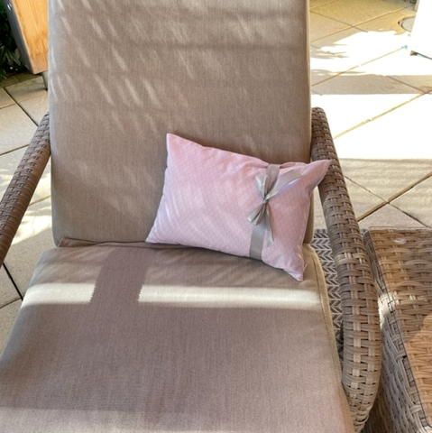 Entspannungskissen mit waschbarem Baumwollüberzug in Farbe rosa. Detailaufnahme des Dekors mit weißen Blumen auf rosa Hintergrund. Wie hier abgebildet sind die Relaxkissen perfekt geeignet um auf der Gartenliege zu entspannen. Aber auch für den Thermenaufenthalt ist diese Kissenform optimal geeignet. Die Entspannungskissen haben eine praktische Größe von 30*40 cm und passen somit leicht in jede Badetasche. Das Innenkissen ist mit getrockneten Lavendelblüten und Dinkelspelze gefüllt. Der Lavendelduft vertreibt Kopfschmerzen und die Dinkelspelze passt sich perfekt der Kopfform an. Somit sind diese Kissen sehr gut geeignet um Verspannungen im Nackenbereich entgegenzuwirken..