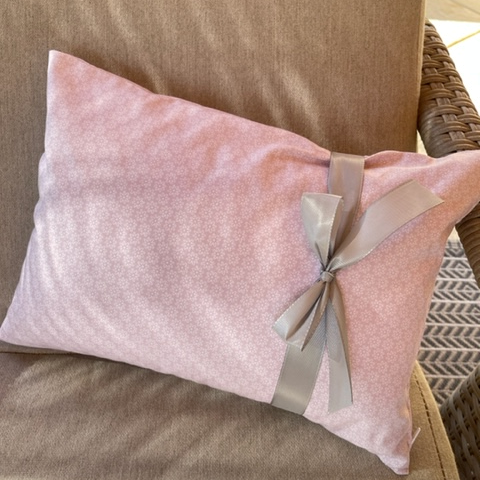Entspannungskissen mit waschbarem Baumwollüberzug in Farbe rosa. Detailaufnahme des Dekors mit weißen Blumen auf rosa Hintergrund. Die Relaxkissen sind geeignet um auf der Gartenliege zu entspannen und auch für den Thermenaufenthalt. Die Entspannungskissen haben eine praktische Größe von 30*40 cm und passen somit leicht in jede Badetasche. Das Innenkissen ist mit getrockneten Lavendelblüten und Dinkelspelze gefüllt. Der Lavendelduft vertreibt Kopfschmerzen und die Dinkelspelze passt sich perfekt der Kopfform an. Somit sind diese Kissen sehr gut geeignet um Verspannungen im Nackenbereich entgegenzuwirken..