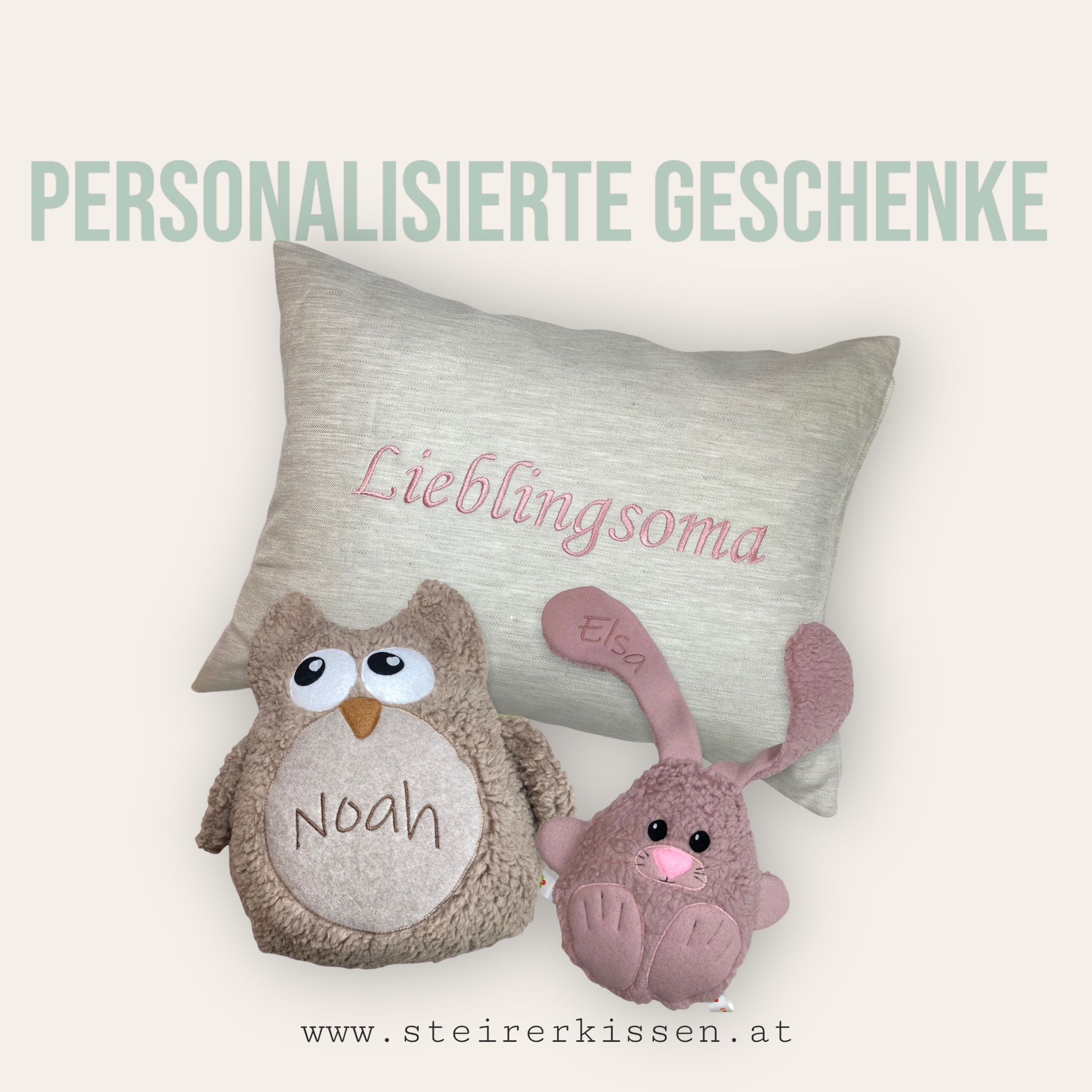 Personalisierte Geschenke aus Österreich. Handgefertigt mit besticktem Namen und Spruch. Zu sehen ist ein naturfarbiges Zirbenkissen mit dem Wort Lieblingsoma in roséfärbigen geschwungenen Buchstaben. Das Wort ist zentriert auf das Kissen gestickt und nimmt die ganze Länge des Kissens ein. Auch zu sehen sind zwei personalisierte Kuscheltiere. Eine Kuscheleule in Braun mit dem Namen Noah in den Bauch gestickt, sowie ein Kuscheltierhase in rosé mit dem Namen Elsa ins rechte Ohr gestickt. Die Farbe des Stickgarns passt perfekt zur Farbe des Überzugs und ist gut leserlich