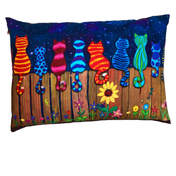 Dinkelspelzekissen Entspannungskissen, Farbenfrohes Kissen mit Katzenmotiven. Die bunten gemalten Katzen sitzen auf einem Gartenzaun mit einem dunklen Nachthintergrund. Entspannungskissen mit Dinkelspelze fürs Freibad, die Busfahrt oder einen Aufenthalt in der Therme.