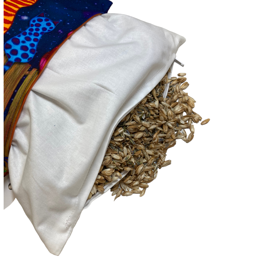 Dinkelkissen mit Innenkissen Dinkelkissen zum Entspannen! Farbenfrohes Kissen mit Katzenmotiven. Die bunten gemalten Katzen sitzen auf einem Gartenzaun mit einem dunklen Nachthintergrund. Entspannungskissen mit Dinkelspelze fürs Freibad, die Busfahrt oder einen Aufenthalt in der Therme. Gefüllt mit Dinkelspelze (Spreu). Dinkelspelze ist die Hülse vom Dinkel und sehr anpassungsfähig für den Hals- und Nackenbereich