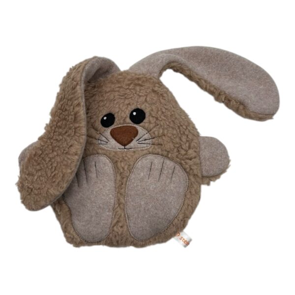 Zirbenkissen Hase braun. Hergestellt aus Baumwollplüsch. Die Pfoten, sowie die Schnauze, Barthaare und Augen bestehen aus Baumwollfleece und sind aufgenäht. Die großen Schlappohren und die Pfoten stehen vom Kuscheltier ab.