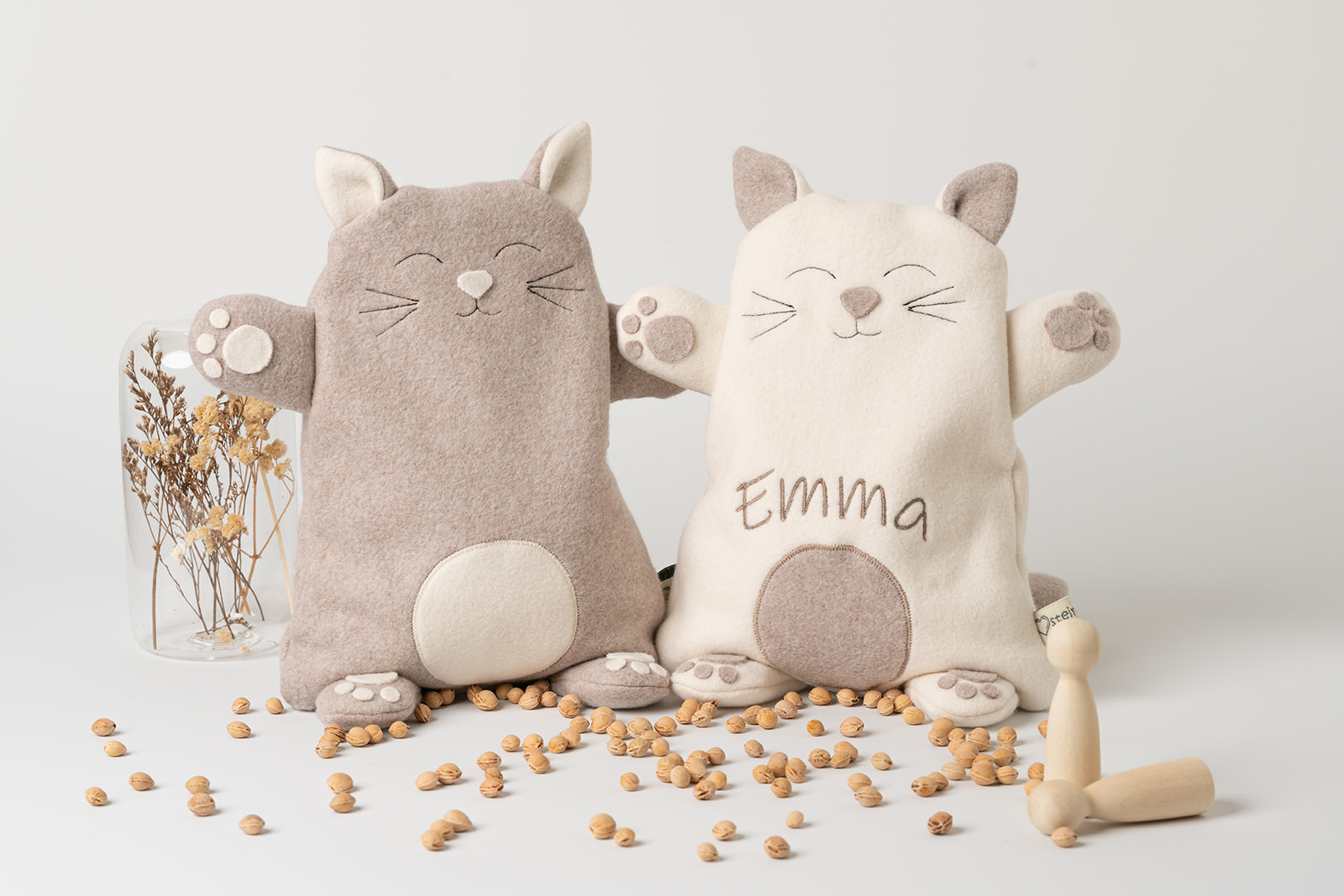 Wärmekissen Katze | personalisiert | verschiedene Farben 1 Wärmekissen Katze personalisiert in Farbe creme. Der Name des Kindes (in diesem Fall "Matteo") wurde mit braunem Stickgarn in 4 cm großen Buchstaben in den Bauch eingestickt. Die Katze hat abstehende Ohren, Pfoten und einen Schweif. Abbildung der Vorderseite. Überzug sowie das Innenkissen sind pflegeleicht waschbar.