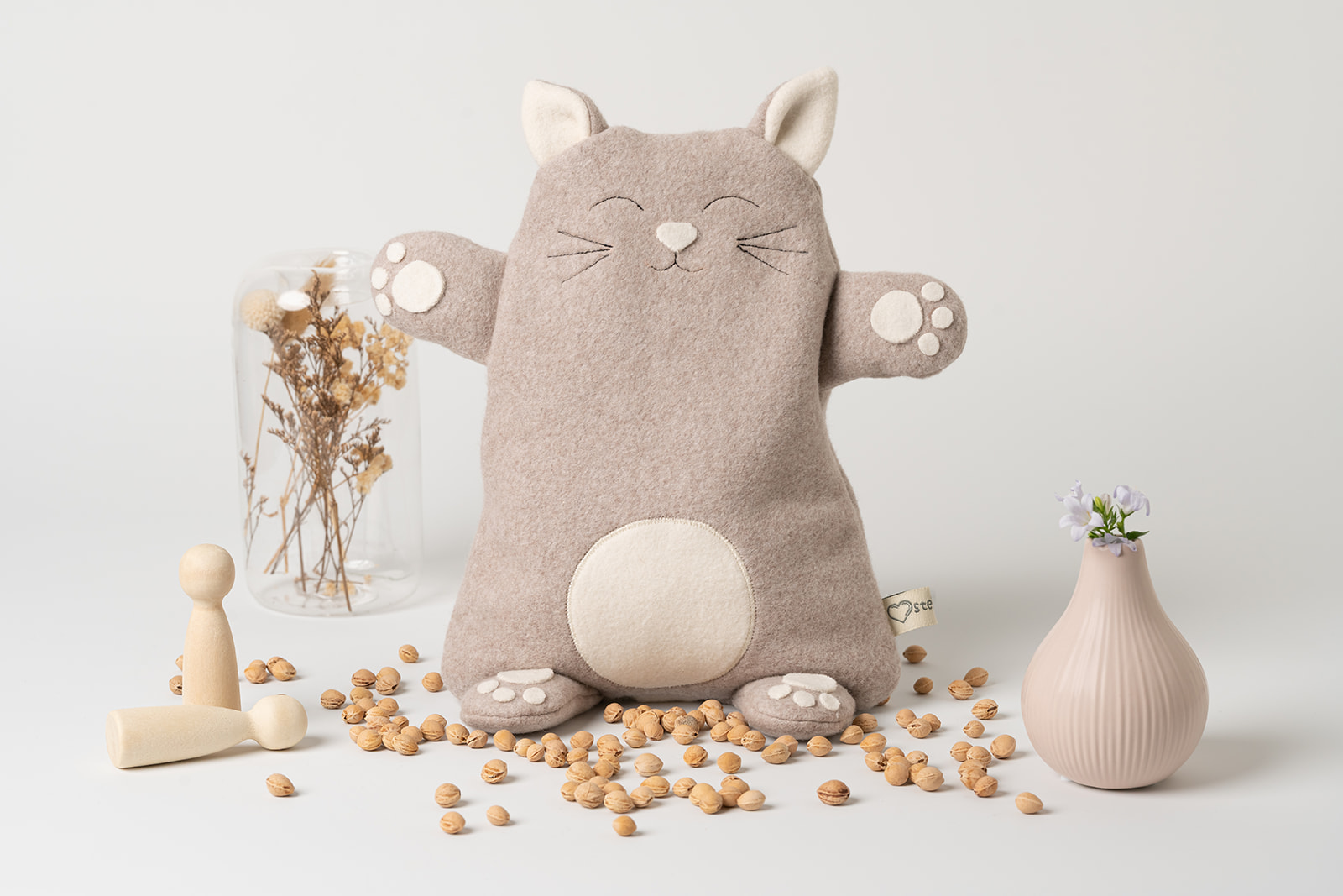 Wärmekissen Katze | personalisiert | verschiedene Farben 2 Wärmekissen Katze personalisiert in Farbe braun. Der Name des Kindes wurde mit braunem Stickgarn in 4 cm großen Buchstaben in den Bauch eingestickt. Die Katze hat abstehende Ohren, Pfoten und einen Schweif. Abbildung der Vorderseite. Überzug sowie das Innenkissen sind pflegeleicht waschbar.