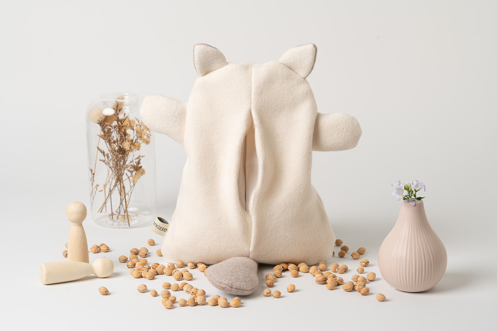 Wärmekissen Katze | personalisiert | verschiedene Farben 4 Wärmekissen Katze personalisiert in Farbe creme. Abgebildet ist die geöffnete Rückseite. Das Innenkissen kann über einen Klettverschluss auf der Rückseite entnommen werden.