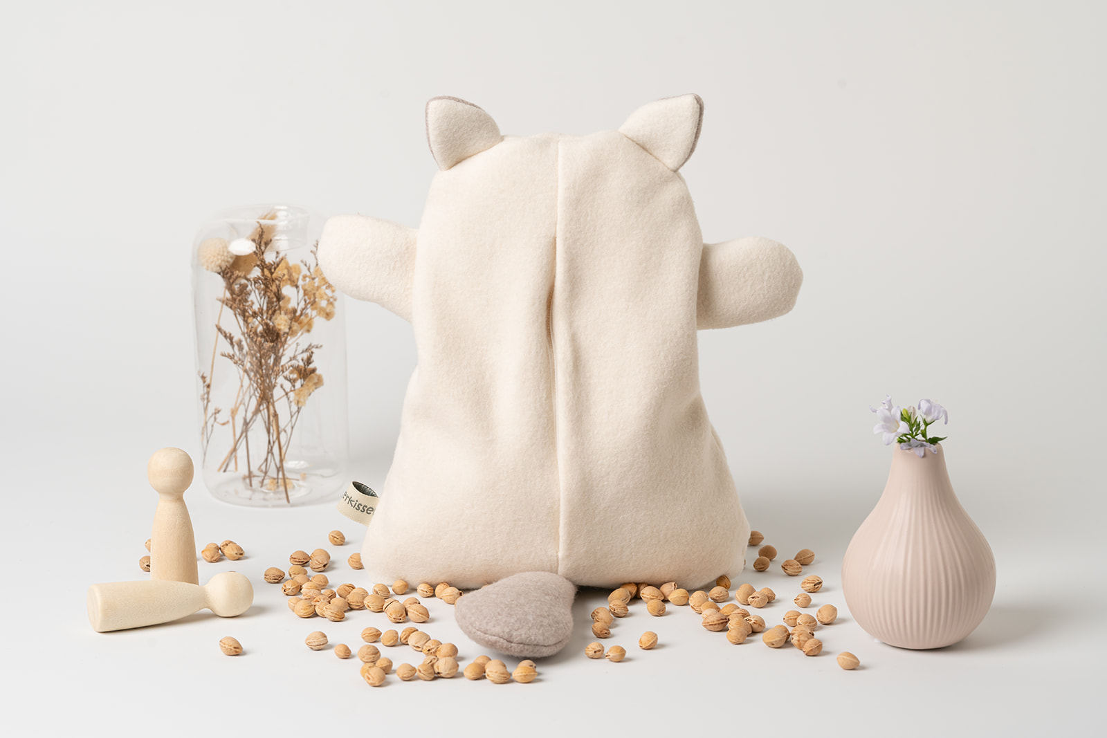 Wärmekissen Katze | personalisiert | verschiedene Farben 5 Wärmekissen Katze personalisiert in Farbe creme. Abgebildet ist die geöffnete Rückseite. Das Innenkissen kann über einen Klettverschluss auf der Rückseite entnommen werden.