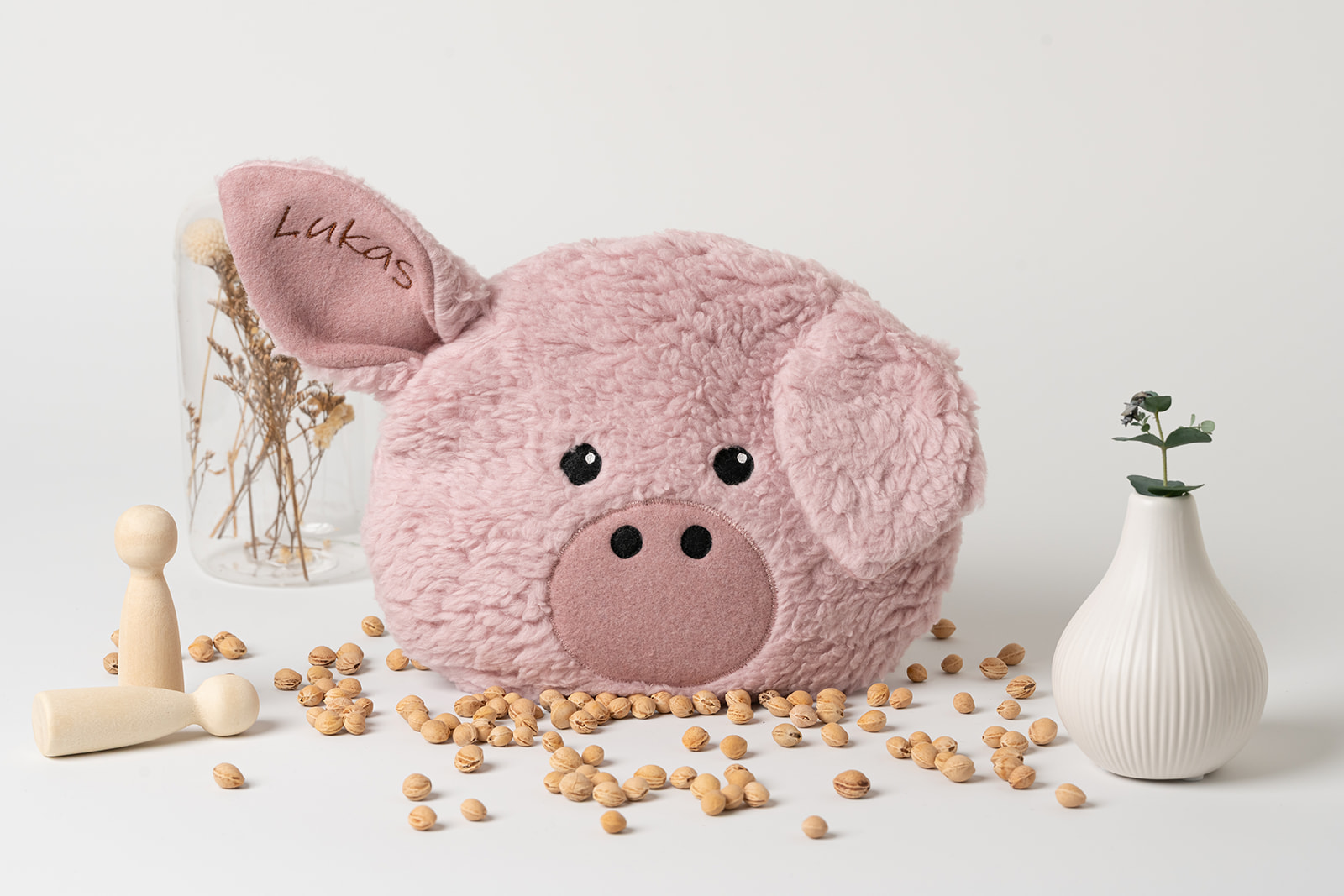 Wärmekissen Schweinchen | personalisiert 1 Wärmekissen Schweinchen in Farbe rosa. Zu sehen ist die Vorderseite, das Gesicht des Schweines, mit dunklen Augen und einem dunkelrosa Rüssel. Die Größe beträgt 23 cm * 20 cm. Der Überzug ist aus Biobaumwollplüsch und Biobaumwollvlies genäht. Zu sehen sind zwei schwarze, aufgenähte Augen, ein aufgenähter dunkelrosa Rüssel mit abstehenden und hängenden Ohren.