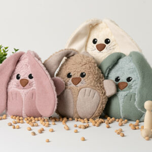 Wärmekissen Hase personalisiert mit Schlappohren in verschiedenen Farben. Hergestellt aus Baumwollplüsch. Die Pfoten, sowie die Schnauze, Barthaare und Augen bestehen aus Baumwollfleece und sind aufgenäht. Die großen Schlappohren und die Pfoten stehen vom Kuscheltier ab.