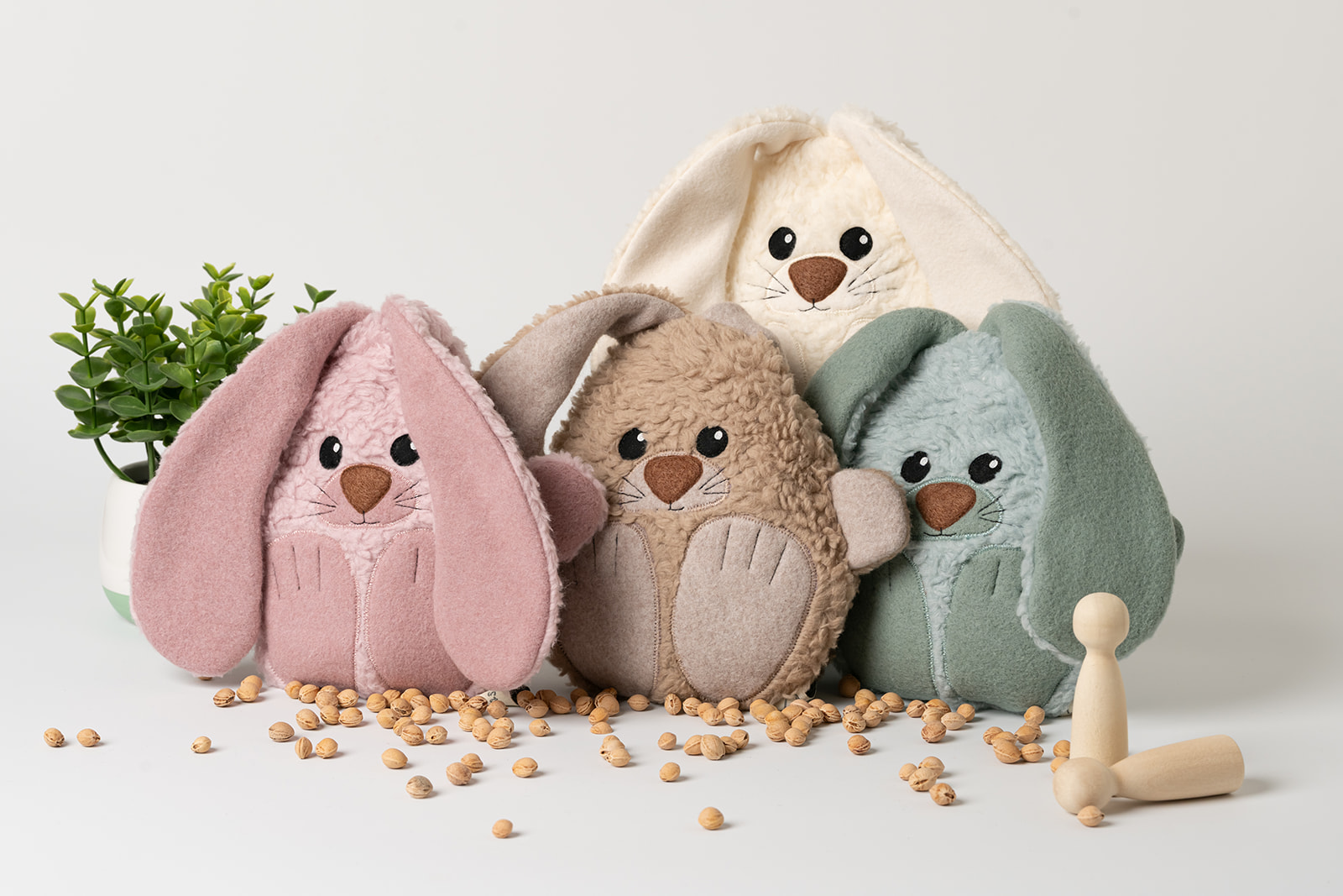 Steirerkissen Produktfotos Wärmekissen Hase personalisiert mit Schlappohren in verschiedenen Farben. Hergestellt aus Baumwollplüsch. Die Pfoten, sowie die Schnauze, Barthaare und Augen bestehen aus Baumwollfleece und sind aufgenäht. Die großen Schlappohren und die Pfoten stehen vom Kuscheltier ab.