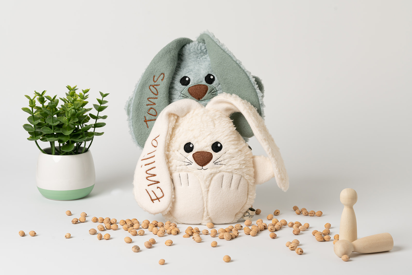 Steirerkissen Produktfotos Wärmekissen Hase personalisiert mit Schlappohren in mint und creme. Hergestellt aus Baumwollplüsch. Die Pfoten, sowie die Schnauze, Barthaare und Augen bestehen aus Baumwollfleece und sind aufgenäht. Die großen Schlappohren und die Pfoten stehen vom Kuscheltier ab.