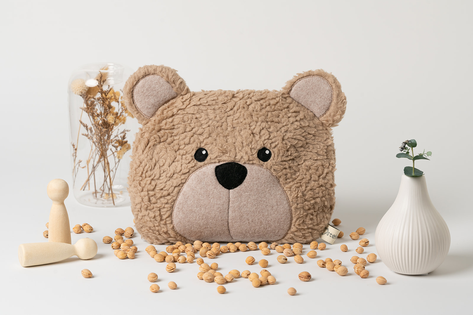 Wärmekissen Bär | personalisiert | verschiedene Farben 3 Kirschkernkissen Bär in Farbe braun. Zu sehen ist die Vorderseite, das Bärengesicht. Größe 25 cm aus Biobaumwollplüsch und Biobaumwollvlies genäht. Zu sehen sind zwei schwarze, aufgenähte Augen, eine schwarze Nase mit hellbrauner Schnauze und Ohren.