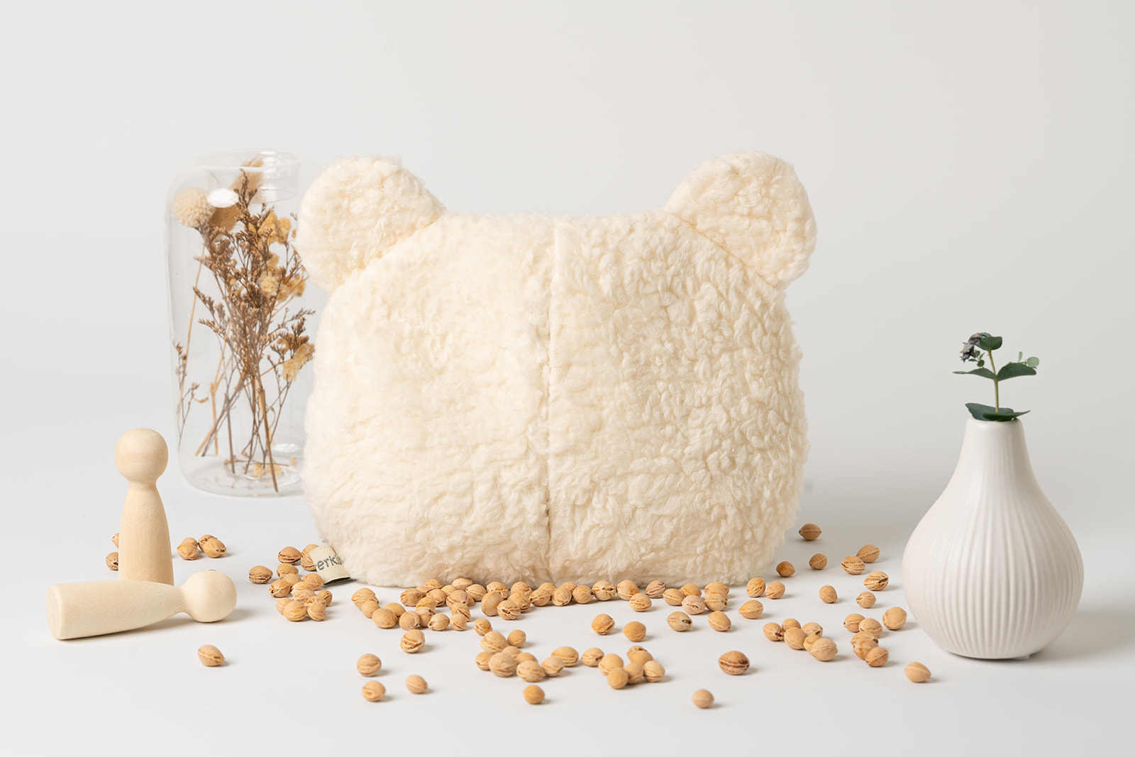 Wärmekissen Bär | personalisiert | verschiedene Farben 6 Kirschkernkissen Bär in Farbe creme. Zu sehen ist die Rückseite, das mit Klettverschluss geschlossene Kissen. Größe 25 cm aus Biobaumwollplüsch genäht.