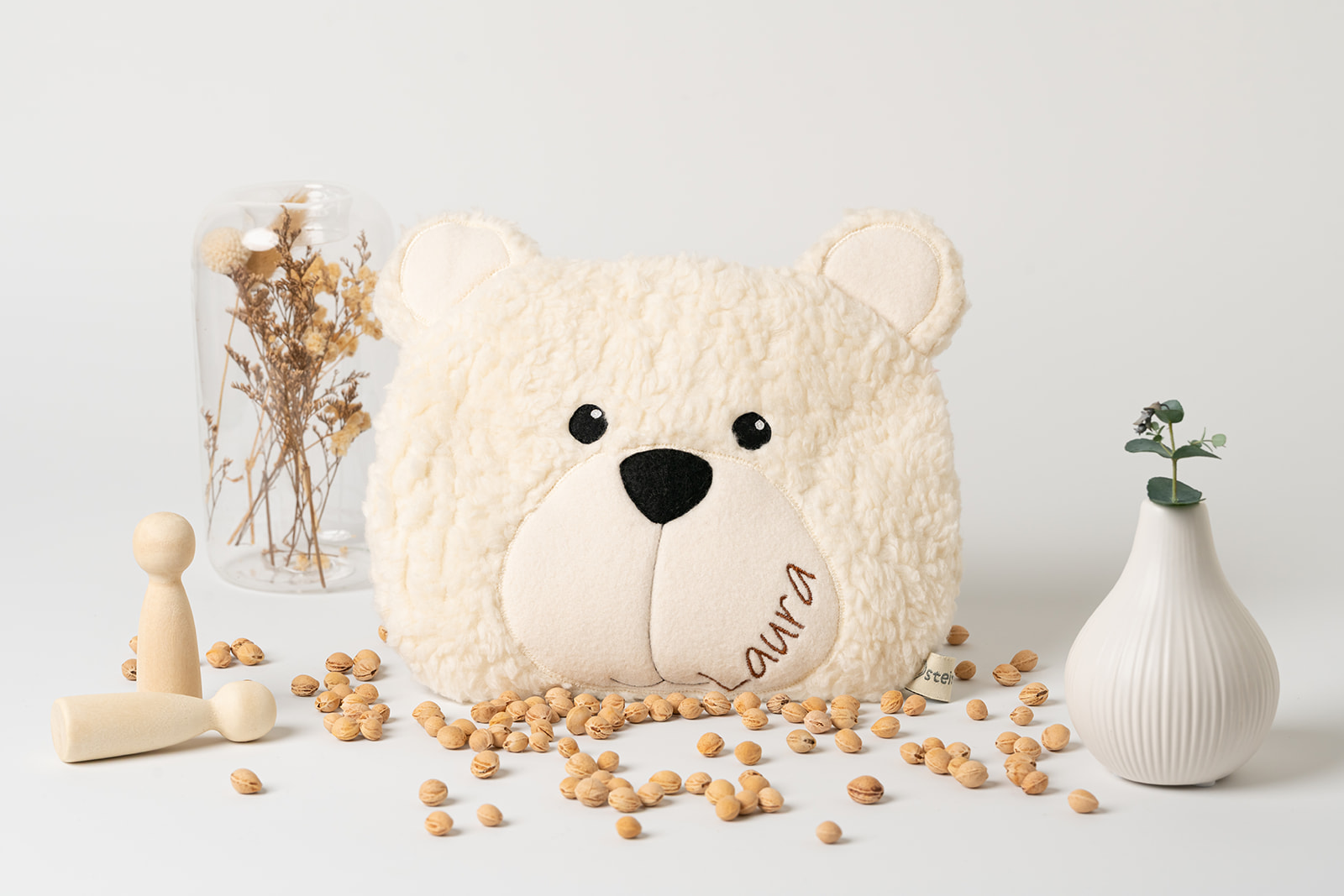 Wärmekissen Bär | personalisiert | verschiedene Farben 2 Kirschkernkissen Bär in Farbe creme. Zu sehen ist die Vorderseite, das Bärengesicht. Größe 25 cm aus Biobaumwollplüsch und Biobaumwollvlies genäht. Zu sehen sind zwei schwarze, aufgenähte Augen, eine schwarze Nase mit Schnauze und Ohren heller Cremefarbe