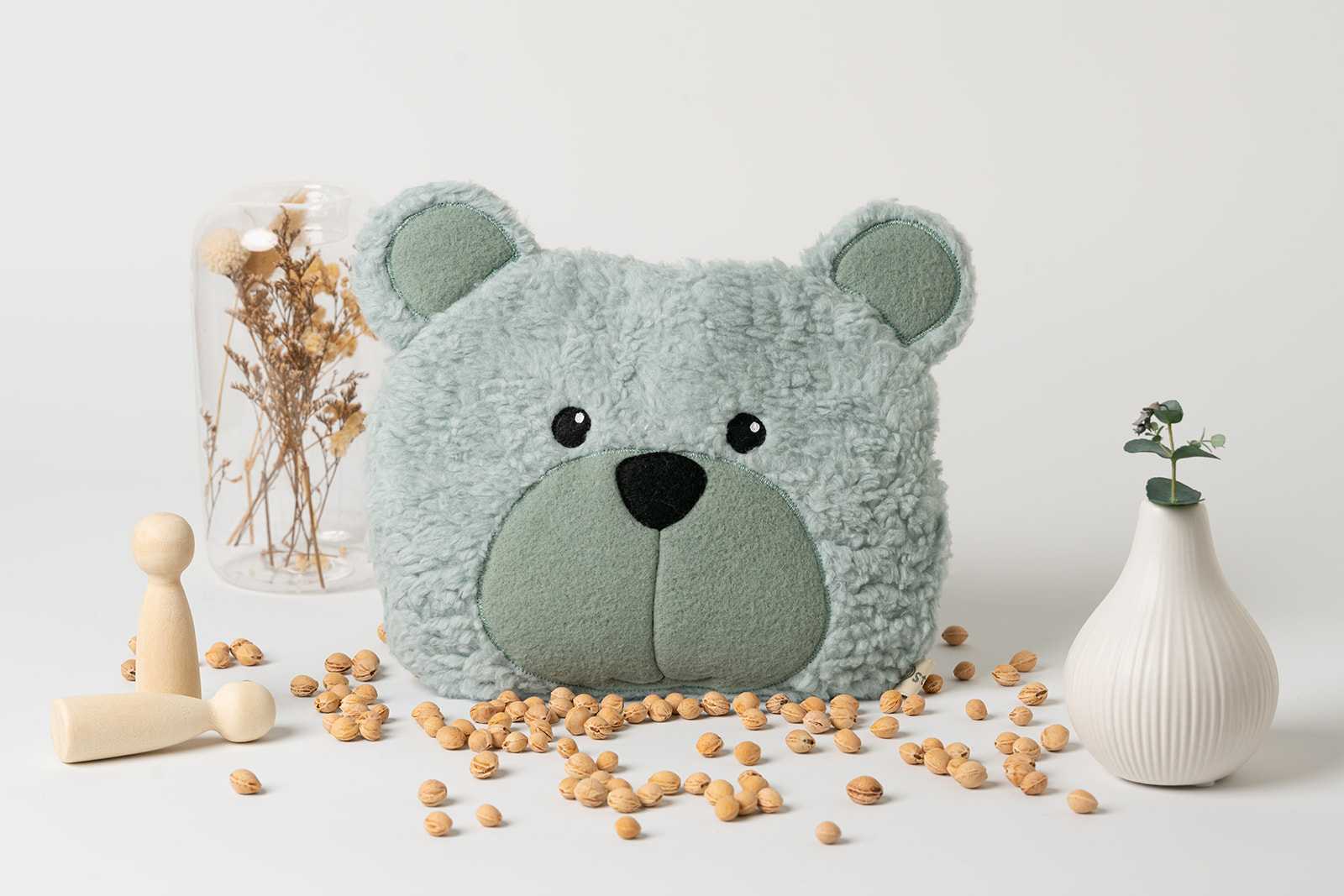 Wärmekissen Bär | personalisiert | verschiedene Farben 5 Kirschkernkissen Bär in Farbe mint. Zu sehen ist die Vorderseite, das Bärengesicht. Größe 25 cm aus Biobaumwollplüsch und Biobaumwollvlies genäht. Zu sehen sind zwei schwarze, aufgenähte Augen, eine schwarze Nase mit Schnauze und Ohren in dunklerer Mintfarbe