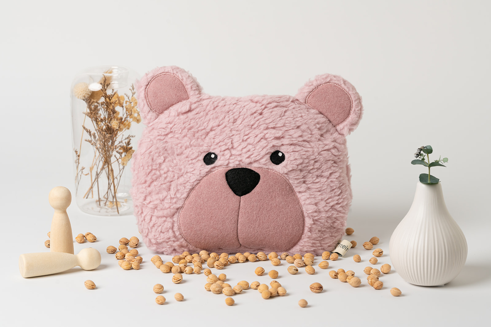Wärmekissen Bär | personalisiert | verschiedene Farben 4 Kirschkernkissen Bär in Farbe rosé. Zu sehen ist die Vorderseite, das Bärengesicht. Größe 25 cm aus Biobaumwollplüsch und Biobaumwollvlies genäht. Zu sehen sind zwei schwarze, aufgenähte Augen, eine schwarze Nase mit Schnauze und Ohren in dunklem rosé
