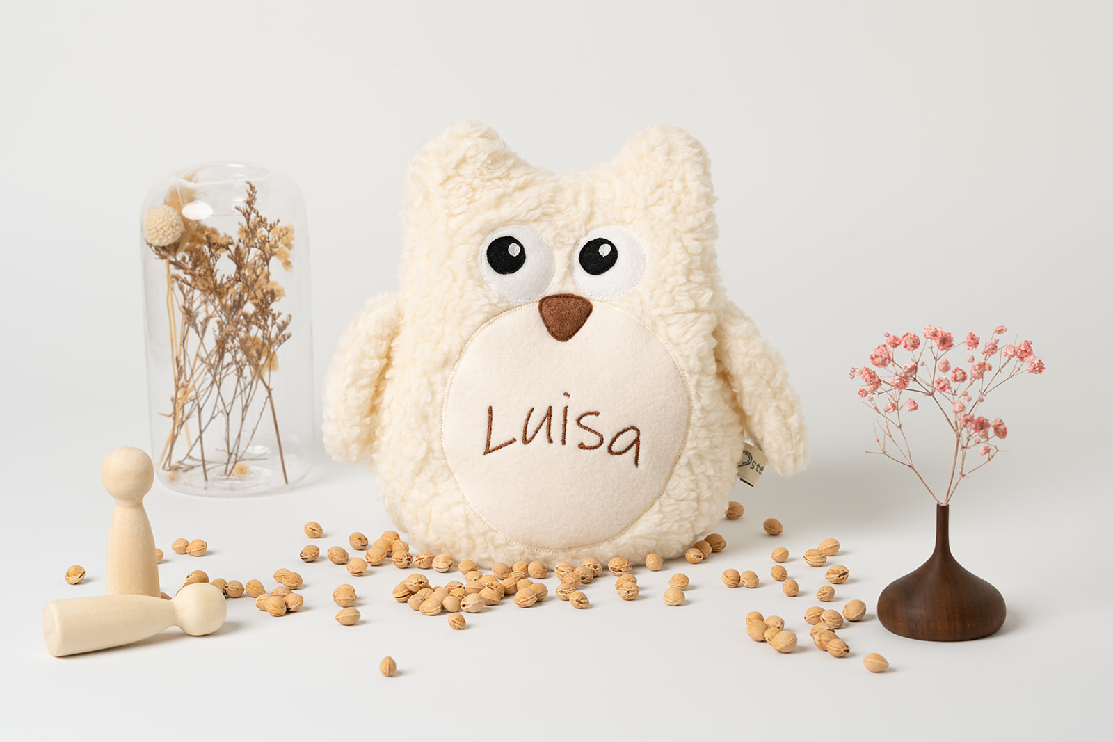Wärmekissen Eule | personalisiert | verschiedene Farben 2 Wärmekissen Eule personalisiert in Farbe creme. Handgefertigt aus Baumwollplüschstoff mit gesticktem Namen Luisa auf dem Bauch der Eule. Der Name ist gut leserlich und in 4 cm großen Buchstaben im passenden Farbton gestickt. Die Flügel der Eule sind angenäht und stehen leicht ab. Der Schnabel und die Augen der Eule sind ebenfalls aufgenäht und bestehen aus Baumwoll-Vlies.