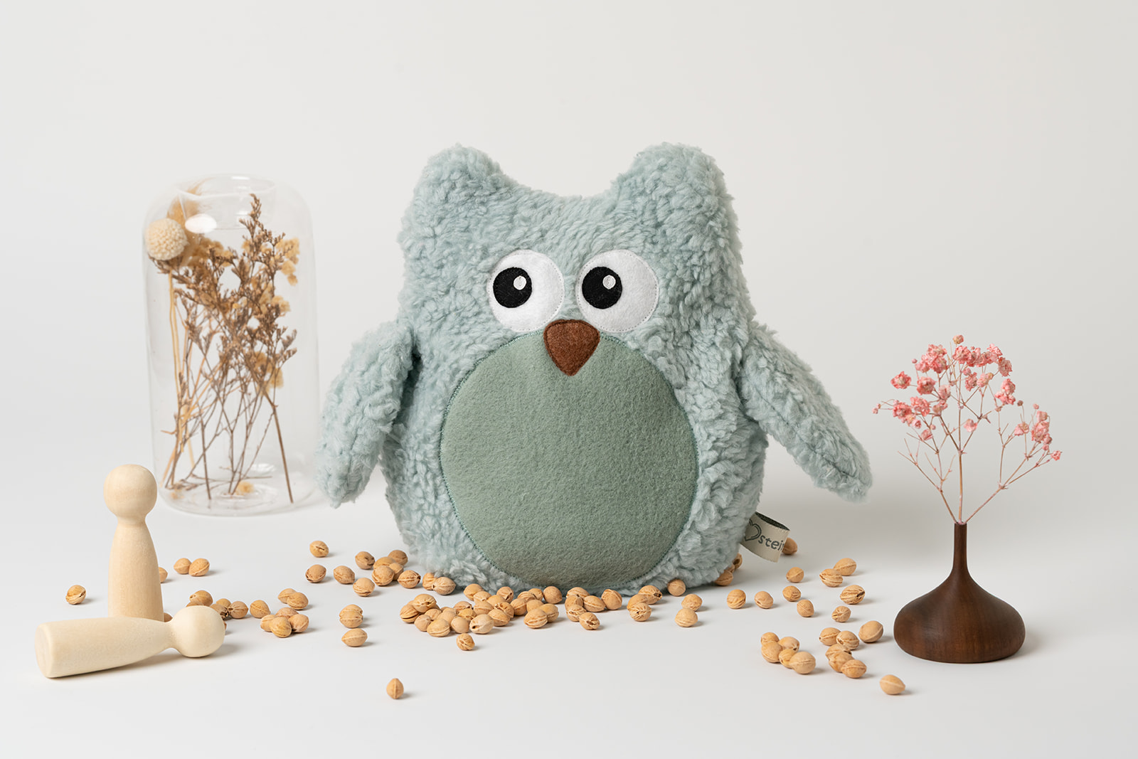 Wärmekissen Eule | personalisiert | verschiedene Farben 5 Wärmekissen Eule personalisiert in Farbe mintgrün. Handgefertigt aus Baumwollplüschstoff mit gesticktem Namen auf dem Bauch der Eule. Der Name ist gut leserlich und in 4 cm großen Buchstaben im passenden Farbton gestickt. Die Flügel der Eule sind angenäht und stehen leicht ab. Der Schnabel und die Augen der Eule sind ebenfalls aufgenäht und bestehen aus Baumwoll-Vlies.
