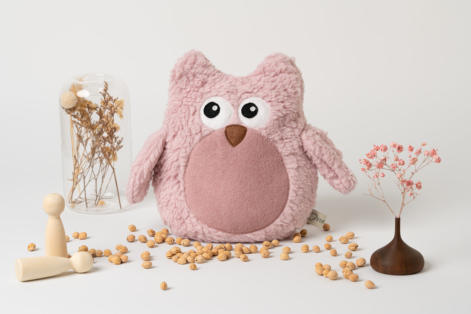 Wärmekissen Eule | personalisiert | verschiedene Farben 4 Wärmekissen Eule personalisiert in Farbe rosé. Handgefertigt aus Baumwollplüschstoff mit gesticktem Namen auf dem Bauch der Eule. Der Name ist gut leserlich und in 4 cm großen Buchstaben im passenden Farbton gestickt. Die Flügel der Eule sind angenäht und stehen leicht ab. Der Schnabel und die Augen der Eule sind ebenfalls aufgenäht und bestehen aus Baumwoll-Vlies.