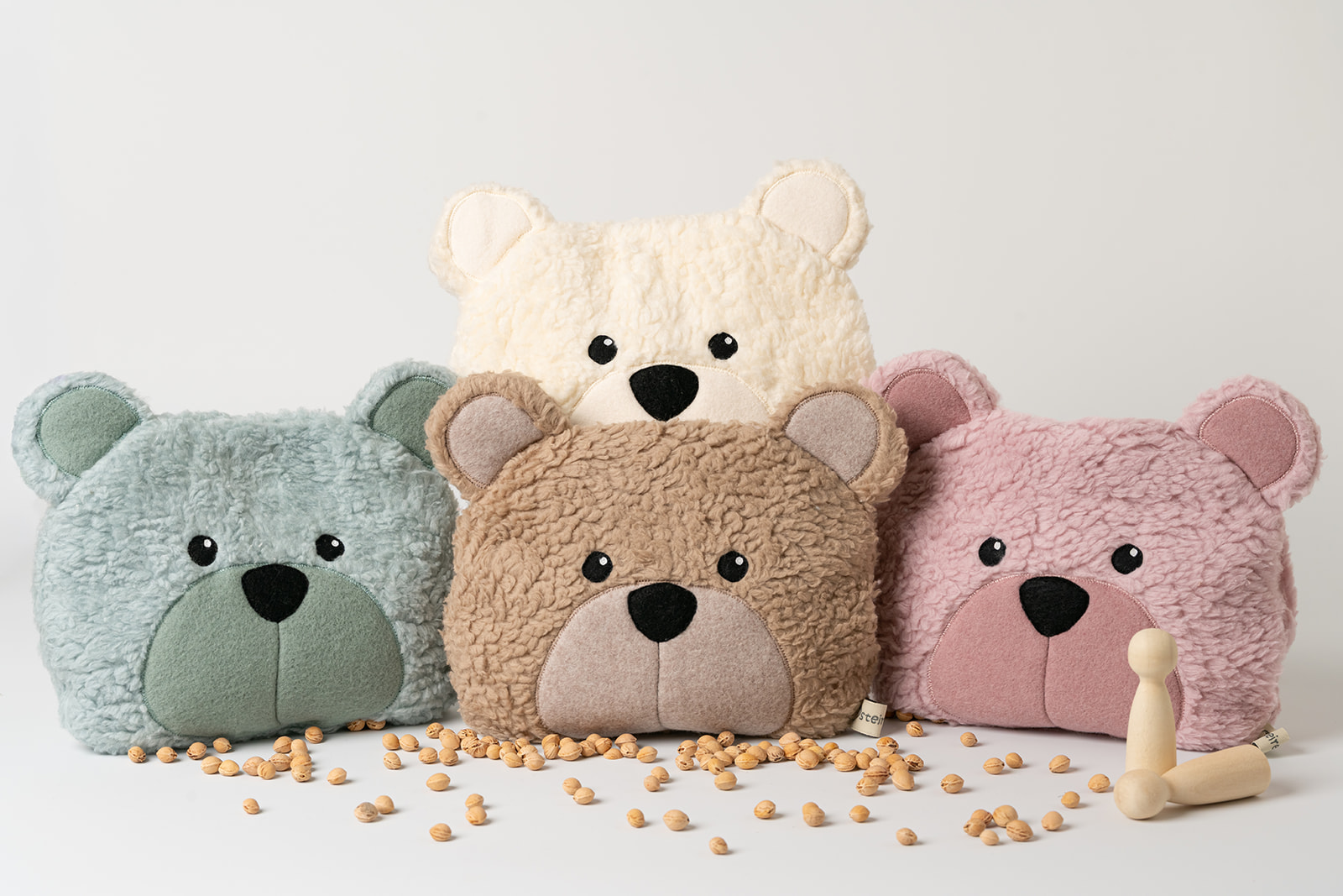 Wärmekissen Bär | personalisiert | verschiedene Farben 1 Wärmekissen Bär personalisiert aus Baumwollplüsch in braun. Das Wärmekissen besteht aus dem Bärenkopf, mit abstehenden Ohren, aufgenähten schwarzen Augen und brauner Nase. Der Name Leo wurde in die Schnauze gut leserlich in 3 cm großen Buchstaben auf der linken Seite eingestickt.