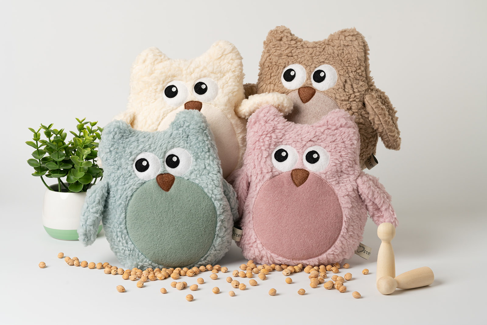 Wärmekissen Eule | personalisiert | verschiedene Farben 1 Wärmekissen Eule personalisiert in verschiedenen Farben, Handgefertigt aus Baumwollplüschstoff mit gesticktem Namen auf dem Bauch der Eule. Der Name ist gut leserlich und in 4 cm großen Buchstaben im passenden Farbton gestickt. Die Flügel der Eule sind angenäht und stehen leicht ab. Der Schnabel und die Augen der Eule sind ebenfalls aufgenäht und bestehen aus Baumwoll-Vlies