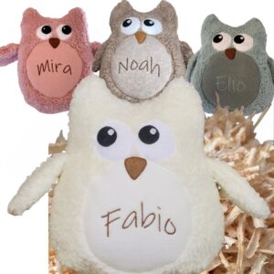 Zirbenkissen Eule personalisiert verschiedenen Farben mit geschicktem Namen ins den Bauch. Die Überzüge sind aus Plüschstoff gefertigt und in den Farben rosè, mint, braun und creme erhältlich. Der Körper hat eine Größe von 27 cm Länge und 21 cm Breite. Die Zirbenkissen Eule hat zwei Kulleraugen, sowie eine braunen Schnabel die aufgenäht sind. Die Flügerl sind angenäht und stehen seitlich ab. Sie bestehen aus Plüschstoff und Baumwollvlies in etwas hellerem Farbton als der Überzug ist.
