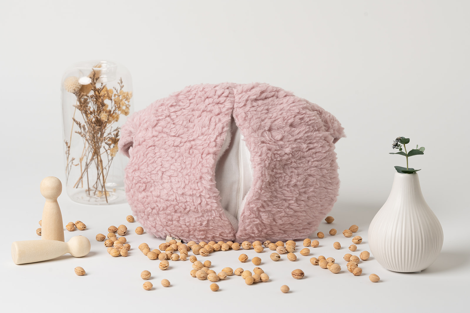Wärmekissen Schweinchen | personalisiert 2 Wärmekissen Schweinchen in Farbe rosa. Zu sehen ist die Rückseite, . Die Größe beträgt 23 cm * 20 cm. Der Überzug ist aus Biobaumwollplüsch und Biobaumwollvlies genäht. Zu sehen ist der Klettverschluss. Dieser kann geöffnet werden um das Innenkissen zu entnehmen.