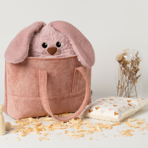 Geschenk zur Geburt personalisiert-handgefertigt-waschbar-Steirerkissen. Das Set besteht aus einer roséfarbigen Cordstoff-Baumwolltasche mit Henkeln, ein Zirbenkissen Hase in Altrosa mit Zirbenfüllung und ein Kirschkernkissen passend zur Tasche. Der Hase ist hergestellt aus Baumwoll-Plüschstoff kombiniert Baumwoll-Vlies mit abstehenden Ohren in sitzender Position. Die Kulleraugen, die Schnauze, Barthaare sowie die Hinterpfoten sind aus Vliesstoff aufgenäht. Die Vorderpfoten stehen seitlich ab.
