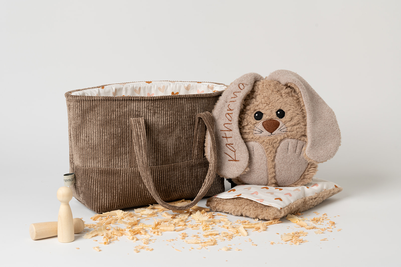 Geschenk zur Geburt | personalisiert 2 Geschenkeset zur Taufe-personalisiert-handgefertigt-waschbar-Steirerkissen. Das Set besteht aus einer braunen Cordstoff-Baumwolltasche mit Henkeln, ein Zirbenkissen Hase in brauner Farbe mit Zirbenfüllung und ein Kirschkernkissen passend zur Tasche. Der Hase ist hergestellt aus Baumwoll-Plüschstoff kombiniert Baumwoll-Vlies mit abstehenden Ohren in sitzender Position. Die Kulleraugen, die Schnauze, Barthaare sowie die Hinterpfoten sind aus Vliesstoff aufgenäht. Die Vorderpfoten stehen seitlich ab.