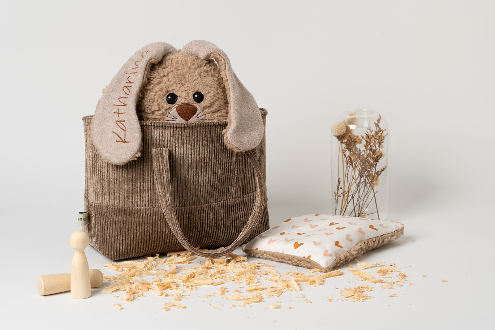 Geschenk zur Geburt | personalisiert 9 Geschenk zur Taufe -personalisiert-handgefertigt-waschbar-Steirerkissen. Das Set besteht aus einer braunen Cordstoff-Baumwolltasche mit Henkeln, ein Zirbenkissen Hase in brauner Farbe mit Zirbenfüllung und ein Kirschkernkissen passend zur Tasche. Der Hase ist hergestellt aus Baumwoll-Plüschstoff kombiniert Baumwoll-Vlies mit abstehenden Ohren in sitzender Position. Die Kulleraugen, die Schnauze, Barthaare sowie die Hinterpfoten sind aus Vliesstoff aufgenäht. Die Vorderpfoten stehen seitlich ab.