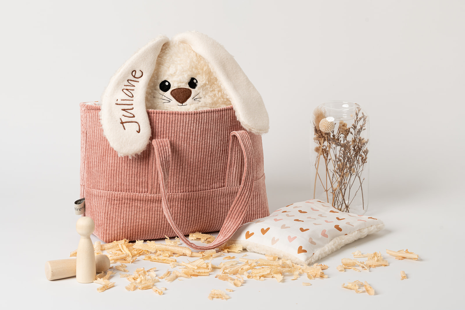 Geschenkset für Kinder | personalisiert 1 Geschenkset für Kinder -personalisiert-handgefertigt-waschbar-Steirerkissen. Das Set besteht aus einer Baumwolltasche mit Henkeln, ein Zirbenkissen Hase in Farbe Creme mit Zirbenfüllung und ein Kirschkernkissen passend zur Tasche. Der Hase ist hergestellt aus Baumwoll-Plüschstoff kombiniert Baumwoll-Vlies mit abstehenden Ohren in sitzender Position. Die Kulleraugen, die Schnauze, Barthaare sowie die Hinterpfoten sind aus Vliesstoff aufgenäht. Die Vorderpfoten stehen seitlich ab.