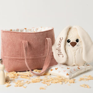 Geschenk zur Geburt, personalisiert-handgefertigt-waschbar-Steirerkissen- Das Set besteht aus einer Baumwolltasche mit Henkeln, ein Zirbenkissen Hase mit Zirbenfüllung und ein Kirschkernkissen passend zur Tasche. Der Hase ist hergestellt aus Baumwoll-Plüschstoff kombiniert Baumwoll-Vlies mit abstehenden Ohren in sitzender Position. Die Kulleraugen, die Schnauze, Barthaare sowie die Hinterpfoten sind aus Vliesstoff aufgenäht. Die Vorderpfoten stehen seitlich ab.