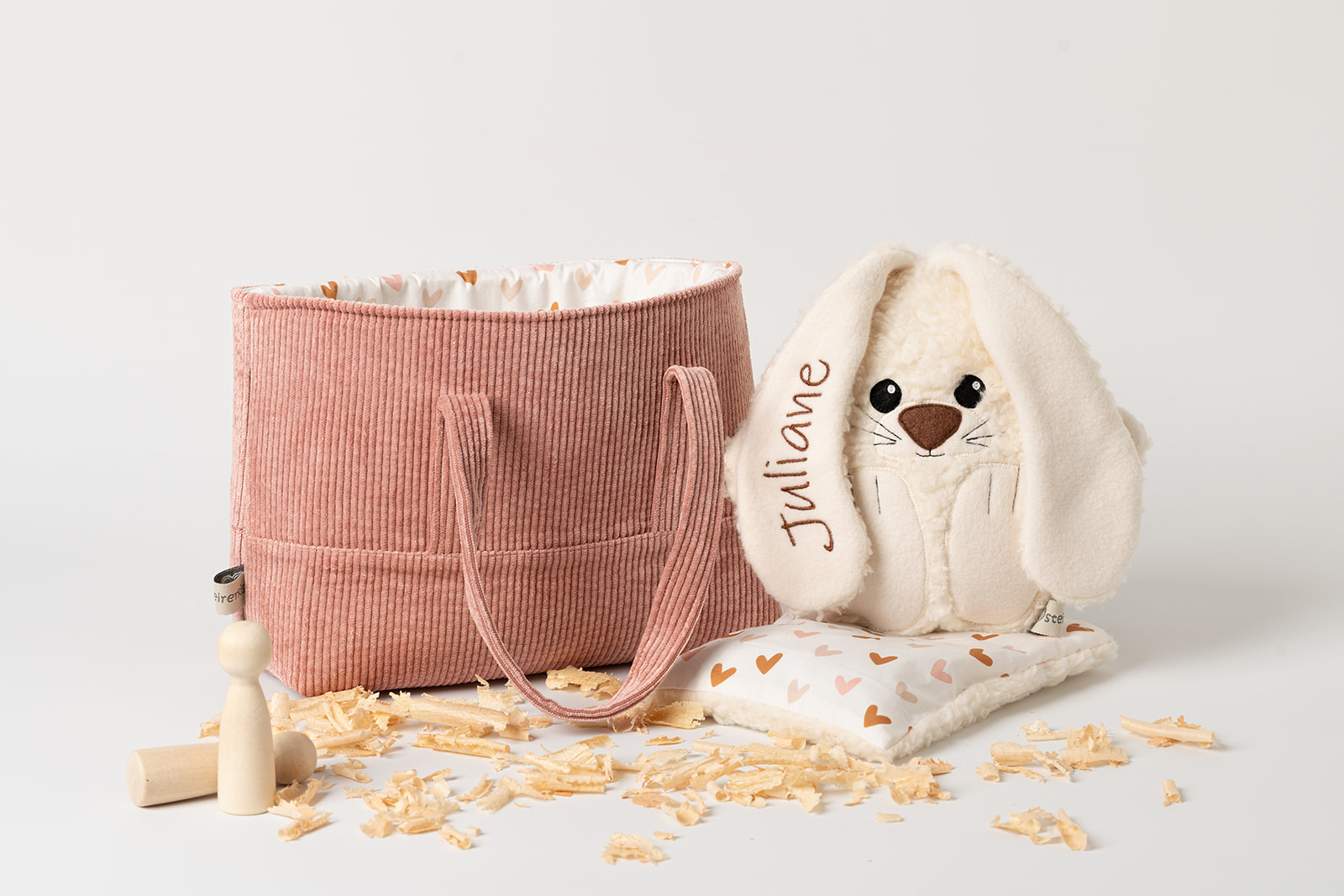 Geschenkset für Kinder | personalisiert 2 Geschenkeset für Kinder-personalisiert-handgefertigt-waschbar-Steirerkissen- Das Set besteht aus einer Baumwolltasche mit Henkeln, ein Zirbenkissen Hase mit Zirbenfüllung und ein Kirschkernkissen passend zur Tasche. Der Hase ist hergestellt aus Baumwoll-Plüschstoff kombiniert Baumwoll-Vlies mit abstehenden Ohren in sitzender Position. Die Kulleraugen, die Schnauze, Barthaare sowie die Hinterpfoten sind aus Vliesstoff aufgenäht. Die Vorderpfoten stehen seitlich ab.