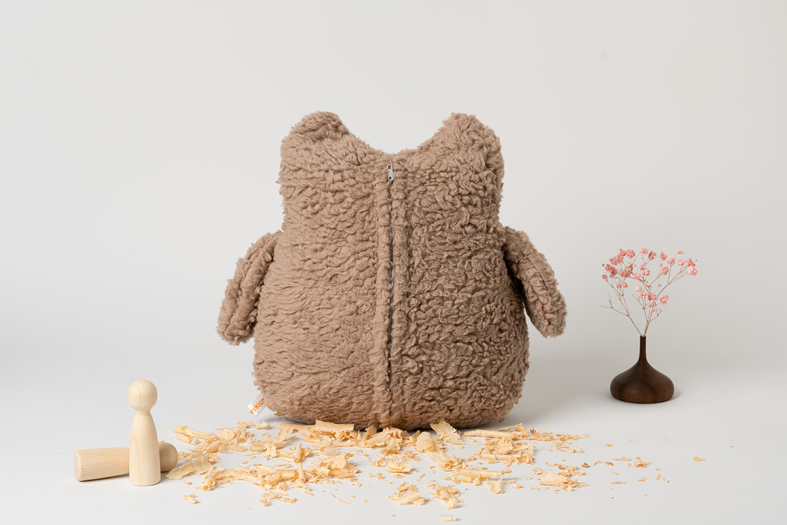 Zirbenkissen Eule groß | personalisiert | verschiedene Farben 16 Zirbenkissen Eule personalisiert mit geschicktem Namen ins den Bauch. Der Überzug ist aus Plüschstoff gefertigt und wie abgebildet in der Farbe braun erhältlich. Der Körper hat eine Größe von 27 cm Länge und 21 cm Breite. Die Zirbenkissen Eule hat zwei Kulleraugen, sowie eine braunen Schnabel die aufgenäht sind. Die Flügerl sind angenäht und stehen seitlich ab. Sie bestehen aus Plüschstoff und Baumwollvlies in etwas hellerem Farbton als der Überzug ist.
