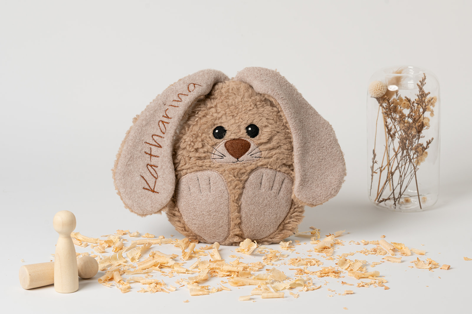 Kirschkernkissen Hase | Zirbenkissen Hase | personalisiert | verschiedene Farben 5 Zirbenkissen-Hase-braun-personalisiert-handgefertigt-waschbar-Steirerkissen- hergestellt aus Baumwoll-Plüschstoff kombiniert Baumwoll-Vlies mit abstehenden Ohren in sitzender Position. Die Kulleraugen, die Schnauze, Barthaare sowie die Hinterpfoten sind aus Vliesstoff aufgenäht. Die Vorderpfoten stehen seitlich ab. Schlabberohren hängen seitlich am Kuscheltier herab und der Name Katharina ist gut leserlich auf dem rechten Ohr eingestickt.