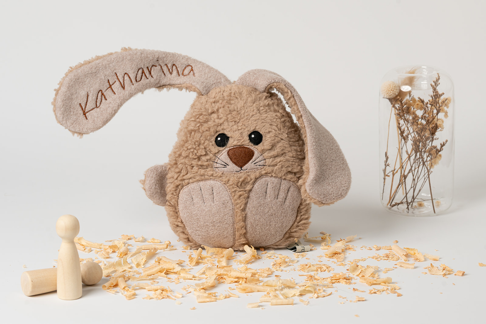 Kirschkernkissen Hase | Zirbenkissen Hase | personalisiert | verschiedene Farben 16 Zirbenkissen-Hase-braun-personalisiert-handgefertigt-waschbar-Steirerkissen- hergestellt aus Baumwoll-Plüschstoff kombiniert Baumwoll-Vlies mit abstehenden Ohren in sitzender Position. Die Kulleraugen, die Schnauze, Barthaare sowie die Hinterpfoten sind aus Vliesstoff aufgenäht. Die Vorderpfoten stehen seitlich ab. Auf dem rechten Ohr ist der Name Katharina gut leserlich eingestickt. Perfekt als personalisiertes Geschenk.
