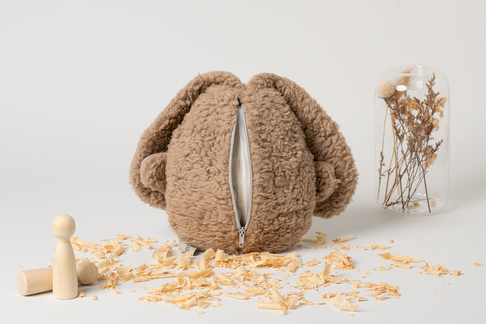 Kirschkernkissen Hase | Zirbenkissen Hase | personalisiert | verschiedene Farben 14 Zirbenkissen-Hase-braun-personalisiert-handgefertigt-waschbar-Steirerkissen- hergestellt aus Baumwoll-Plüschstoff kombiniert Baumwoll-Vlies mit abstehenden Ohren in sitzender Position. Die Kulleraugen, die Schnauze, Barthaare sowie die Hinterpfoten sind aus Vliesstoff aufgenäht. Die Vorderpfoten stehen seitlich ab. Abgebildet ist die Rückseite mit geöffnetem Zipp zum Entnehmen des Innenkissens.
