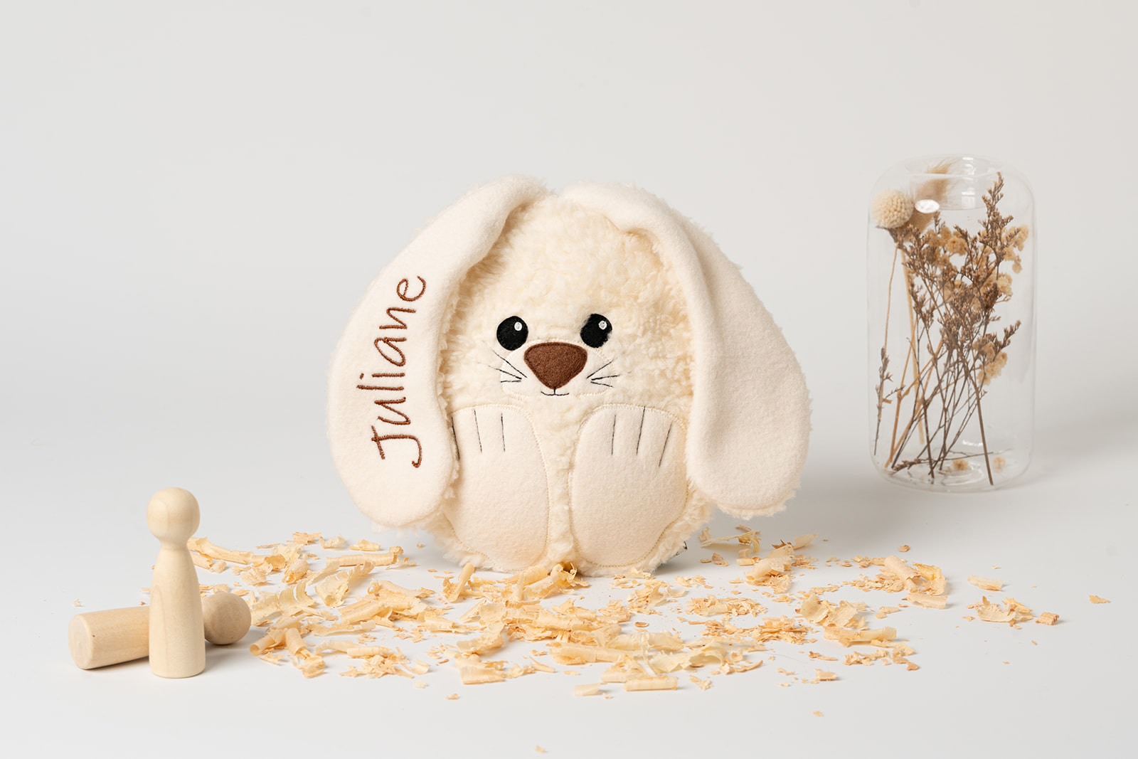 Kirschkernkissen Hase | Zirbenkissen Hase | personalisiert | verschiedene Farben 3 Zirbenkissen-Hase-creme-personalisiert-handgefertigt-waschbar-Steirerkissen- hergestellt aus Baumwoll-Plüschstoff kombiniert Baumwoll-Vlies mit abstehenden Ohren in sitzender Position. Die Kulleraugen, die Schnauze, Barthaare sowie die Hinterpfoten sind aus Vliesstoff aufgenäht. Die Vorderpfoten stehen seitlich ab.