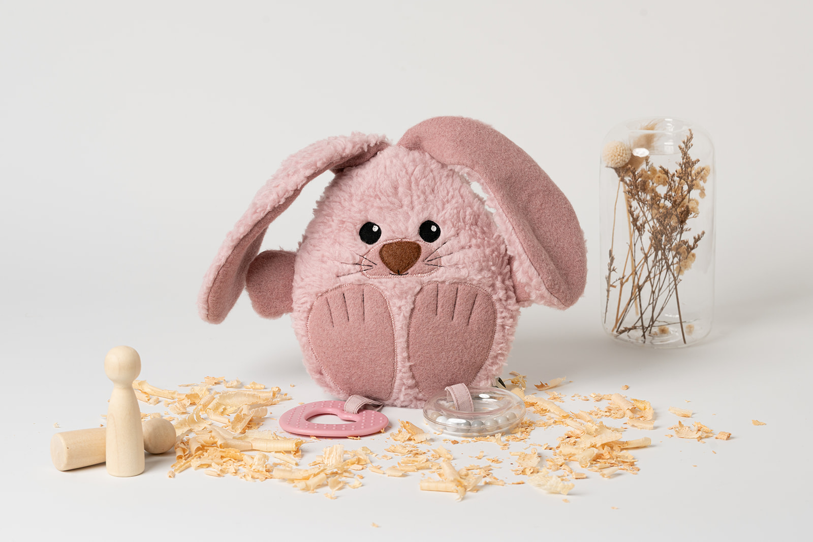 Kirschkernkissen Hase | Zirbenkissen Hase | personalisiert | verschiedene Farben 7 Zirbenkissen-Hase-rosa-personalisiert-handgefertigt-waschbar-Steirerkissen- hergestellt aus Baumwoll-Plüschstoff kombiniert Baumwoll-Vlies mit abstehenden Ohren in sitzender Position. Die Kulleraugen, die Schnauze, Barthaare sowie die Hinterpfoten sind aus Vliesstoff aufgenäht. Die Vorderpfoten stehen seitlich ab. Eine Rassel sowie ein Beißring in passender rosa Farbe sind am Kuscheltier zum Trainieren der Sensorik angenäht.